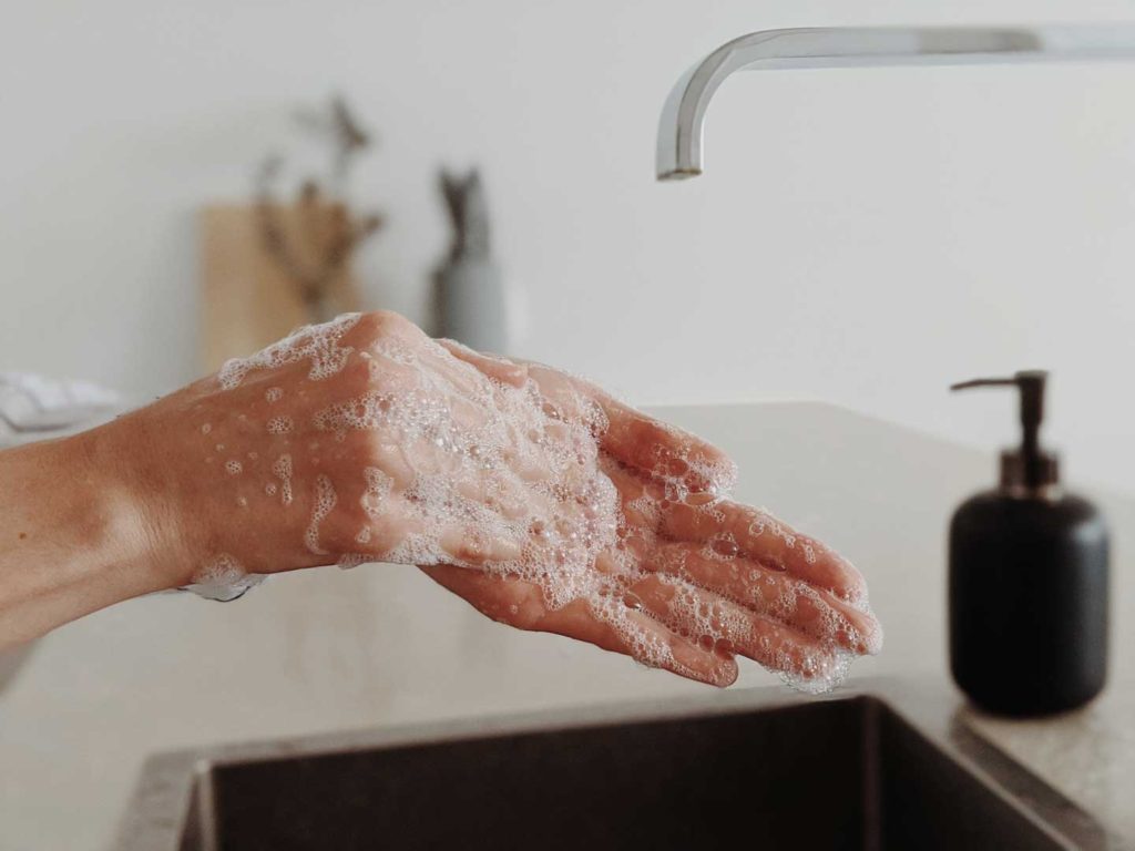 la mejor prevención es mantener distancia y lavarse la manos con jabón antes de tocarse la cara
